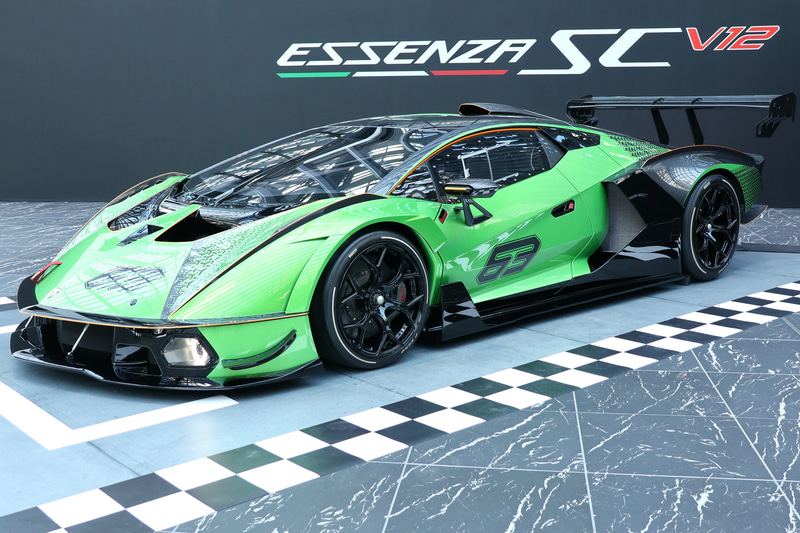 ランボルギーニ V12エンジン搭載のサーキット専用ハイパーカー Essenza Scv12 日本初公開 Car Watch