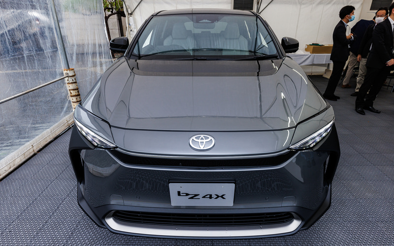 トヨタ、バッテリEV新型車「bZ4X プロトタイプ」を日本初公開 広い室内