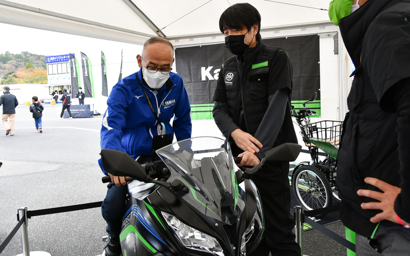 カワサキ、開発中のバッテリEVバイクを岡山で公開 水素エンジンで協業