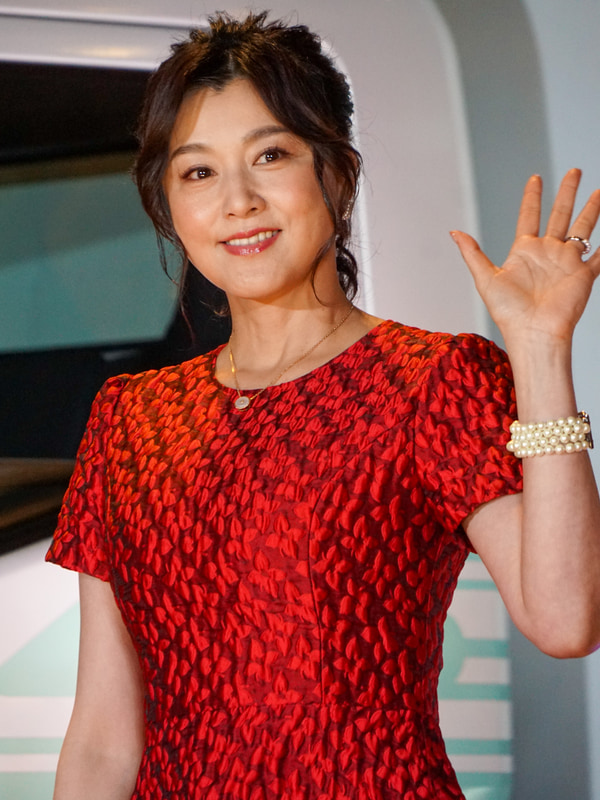 赤いドレス姿の藤原紀香さんから子供たちにクリスマスプレゼント 三菱ふそう Ecanter Silent Night 開催 Car Watch