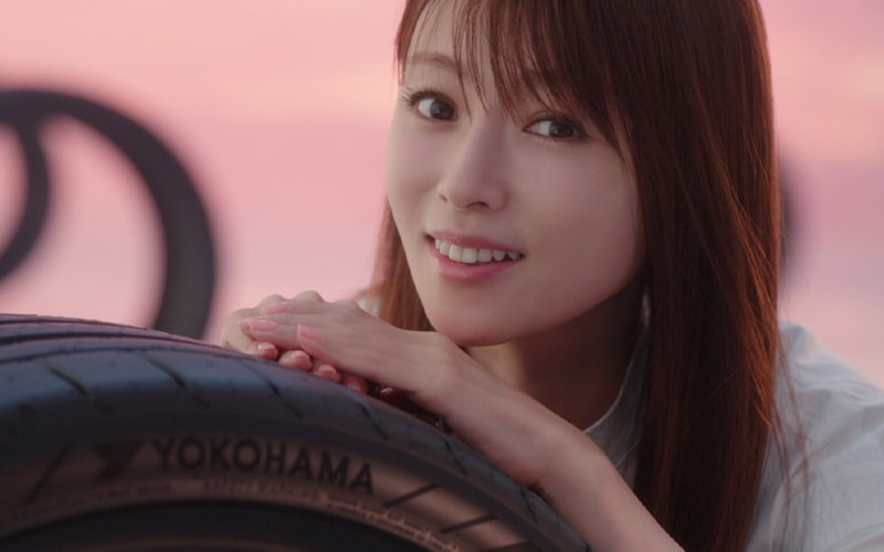 横浜ゴム 深田恭子さん起用の新tvcm 雨で選ぼ 編公開 ウェット性能の高さをアピール Car Watch
