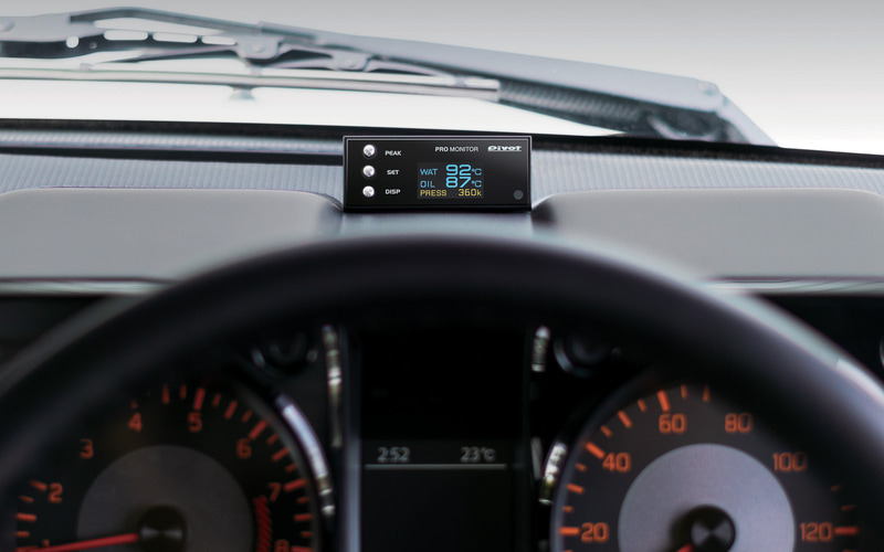 ピボット、有機EL採用で水温/油温/油圧を見やすく表示するコンパクト設計の「PRO MONITOR」 - Car Watch