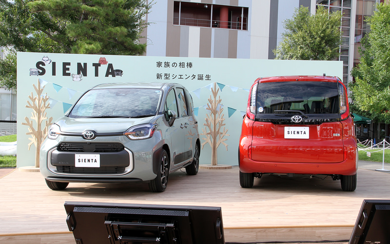 トヨタ 新型コンパクトミニバン シエンタ 発表会 フットボールアワーの岩尾さんら愛犬家がシエンタの魅力を語る Car Watch