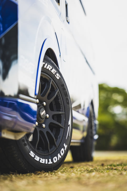 215/60R17 トーヨータイヤ H30 ハイエース キャラバン