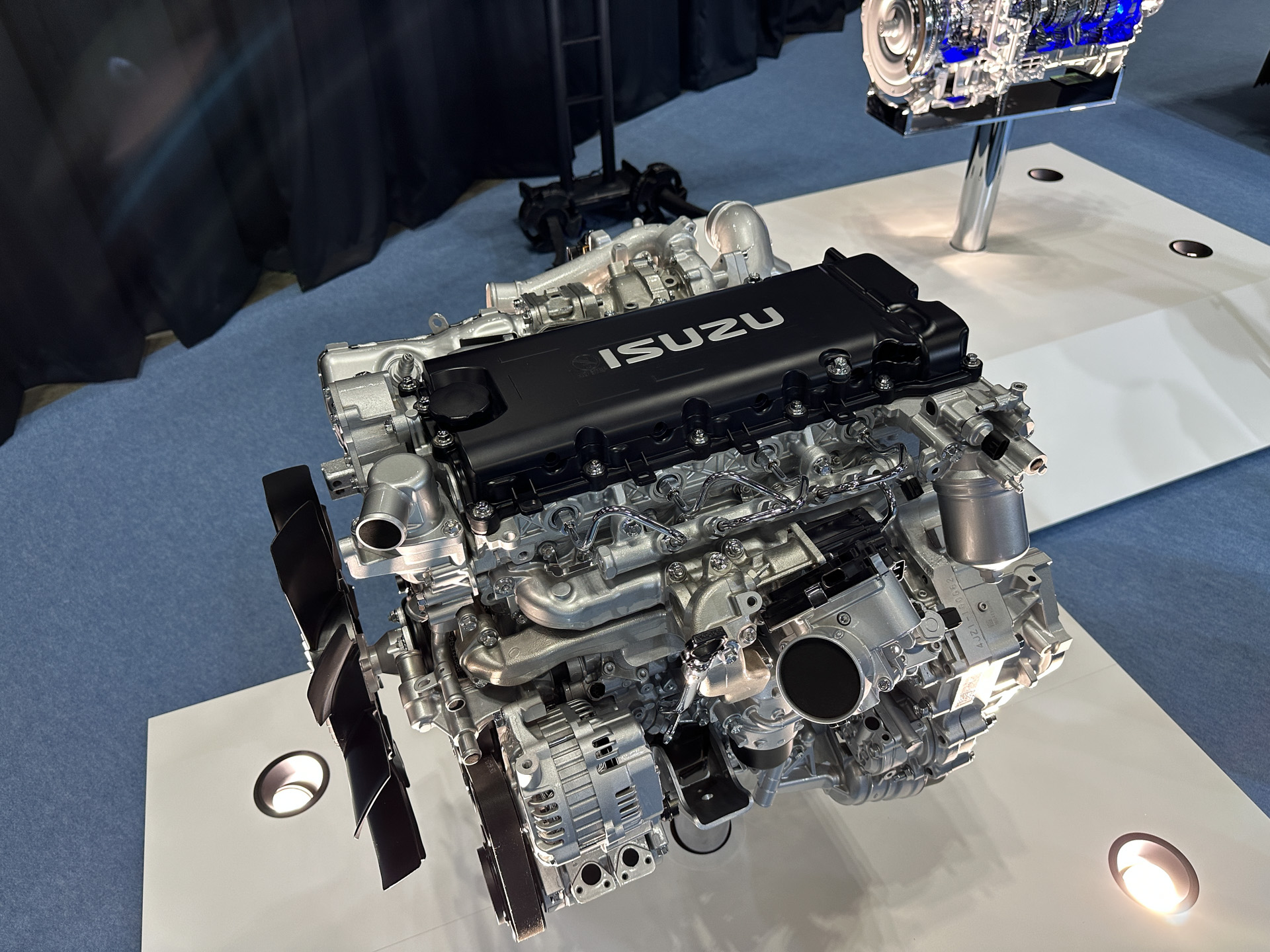 画像］いすゞ、新型「エルフ」世界初公開 BEV/HEV/FCEV対応の新