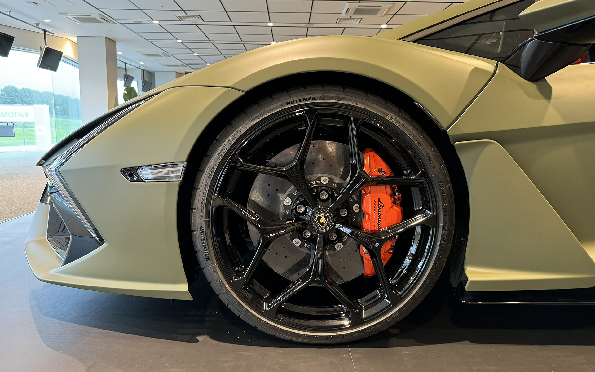 ランボルギーニの新型「レヴェルト」、電動モデルにおいても強烈な感動