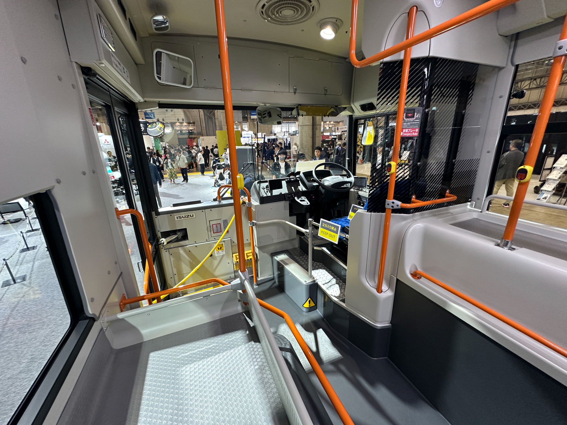 画像］フルノンステップEV路線バス「エルガEV」公開 いすゞグループ