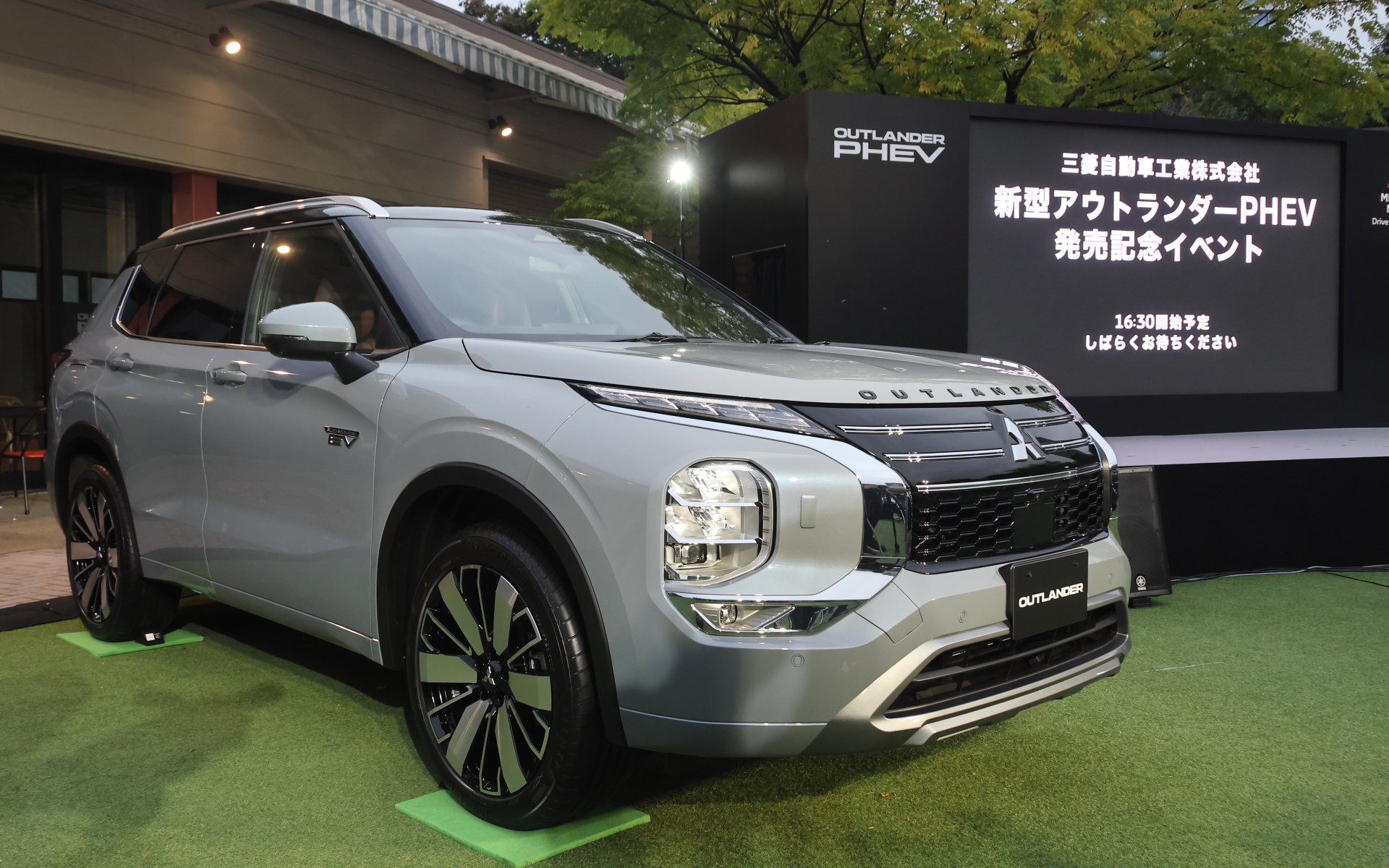画像］三菱自動車、大幅改良した新型「アウトランダーPHEV」発売記念