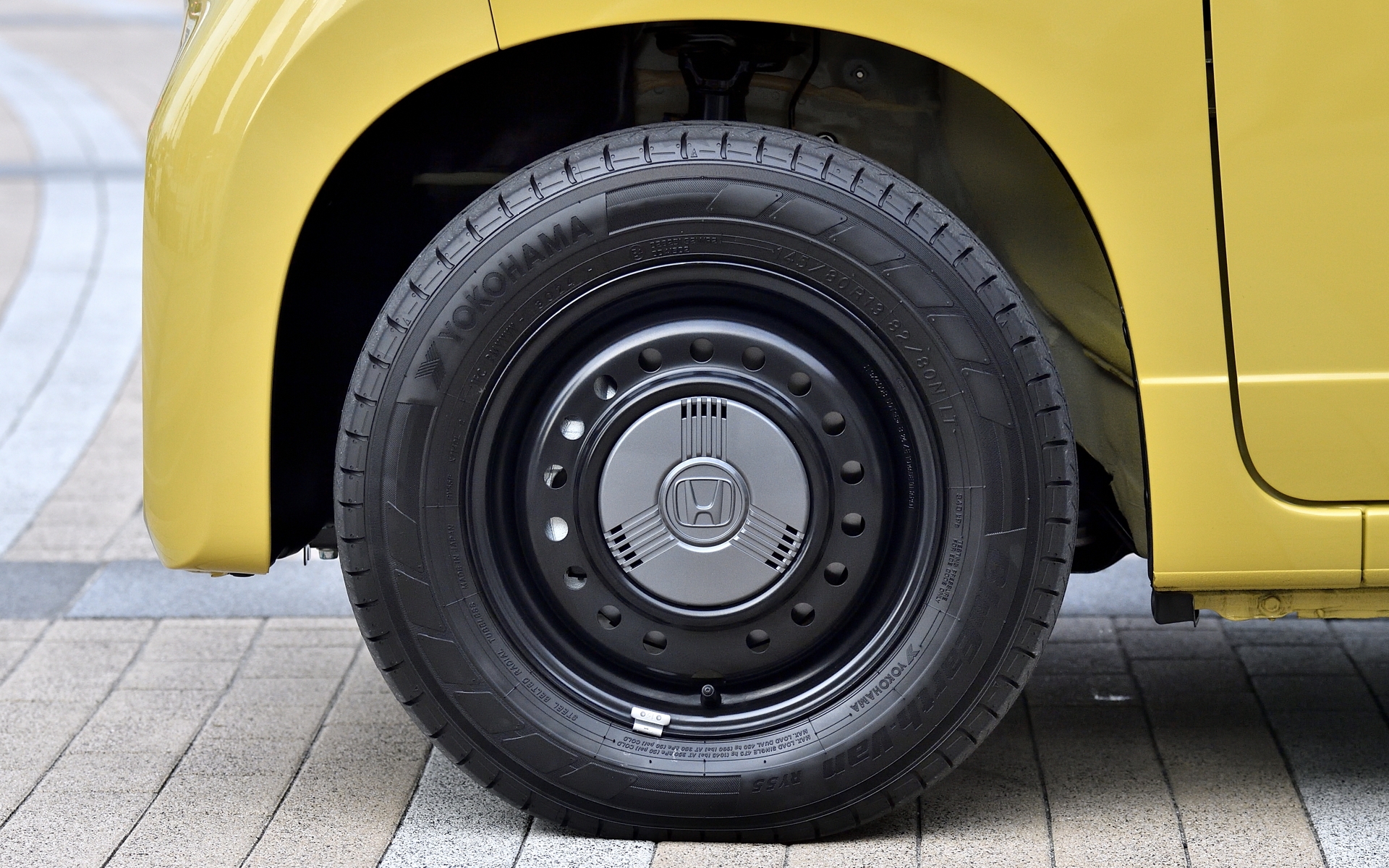 ホンダ「N-VAN」オーナーが新型バッテリEVの「N-VAN e:」を見て、触っ