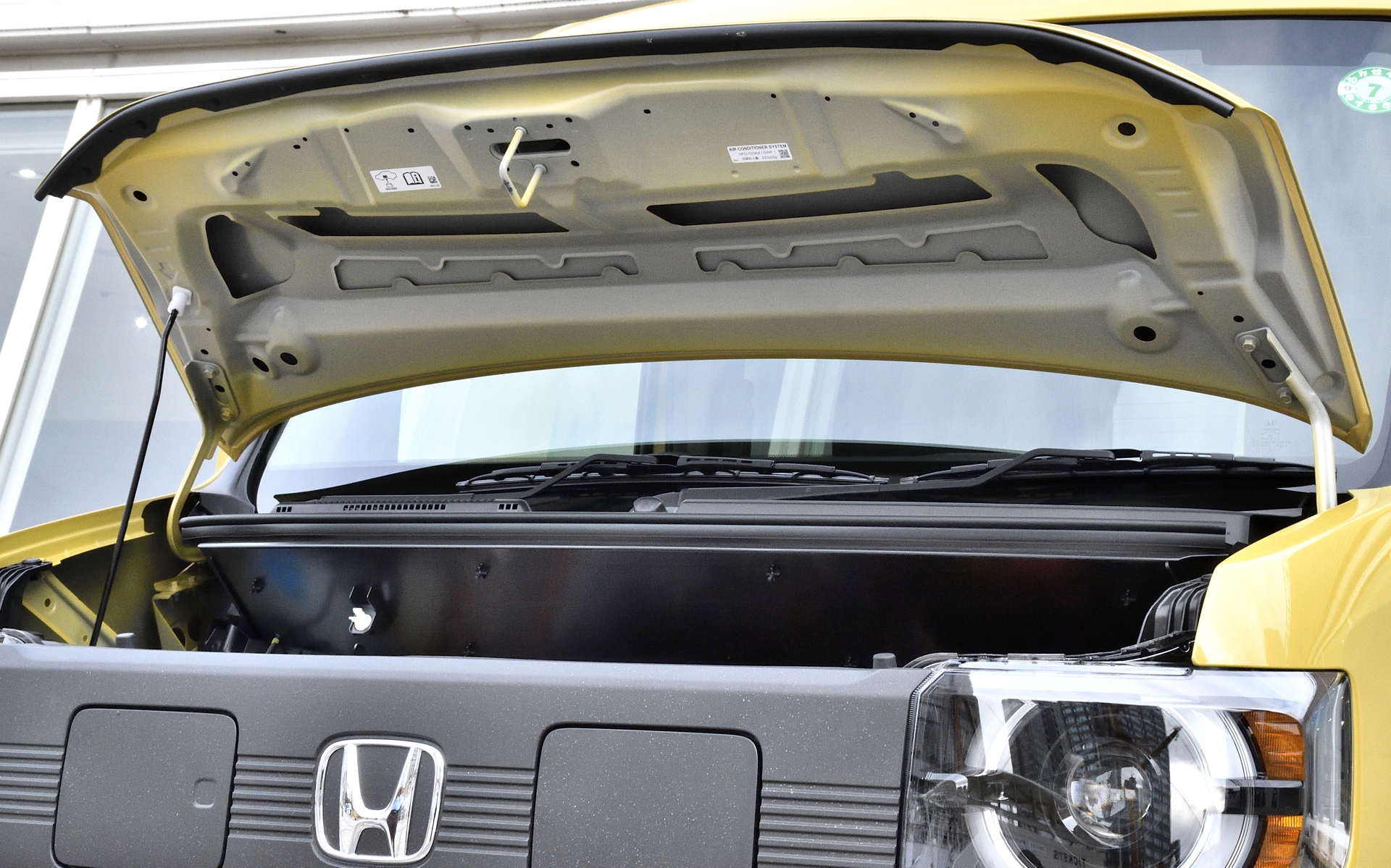 ホンダ「N-VAN」オーナーが新型バッテリEVの「N-VAN e:」を見て、触っ