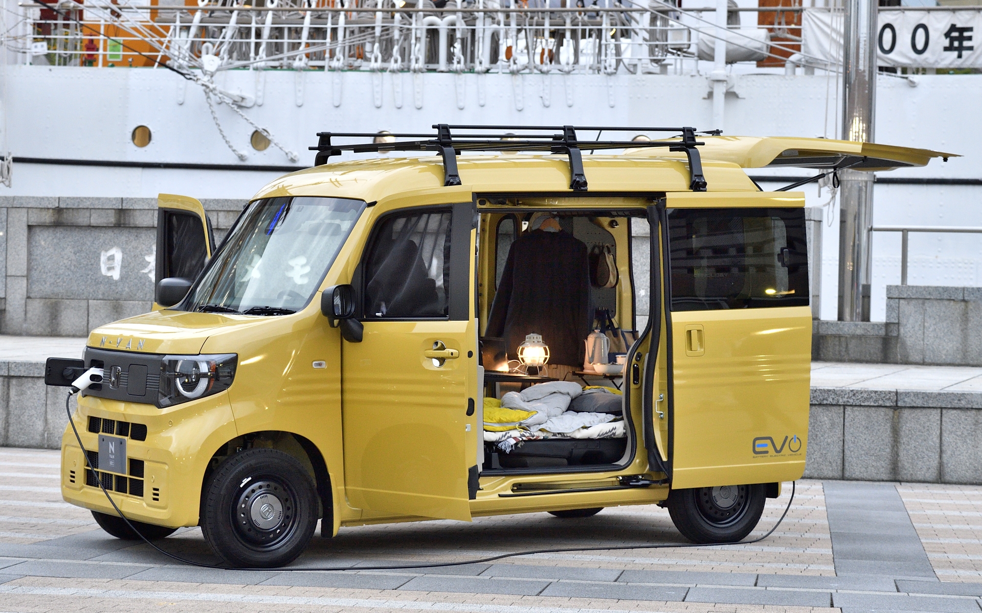 ホンダ「N-VAN」オーナーが新型バッテリEVの「N-VAN e:」を見て、触っ