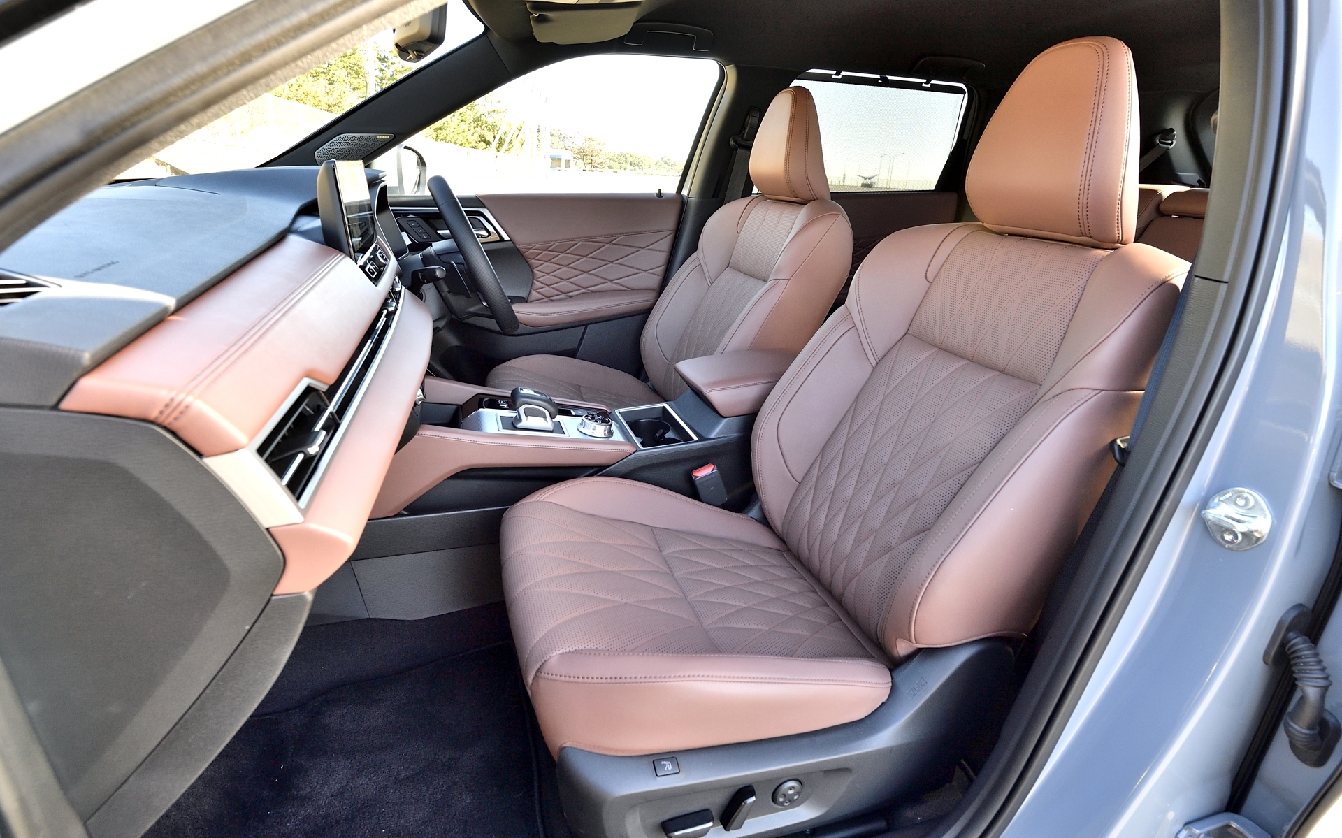 大幅改良した新型「アウトランダーPHEV」、注目されるPHEVカテゴリーの