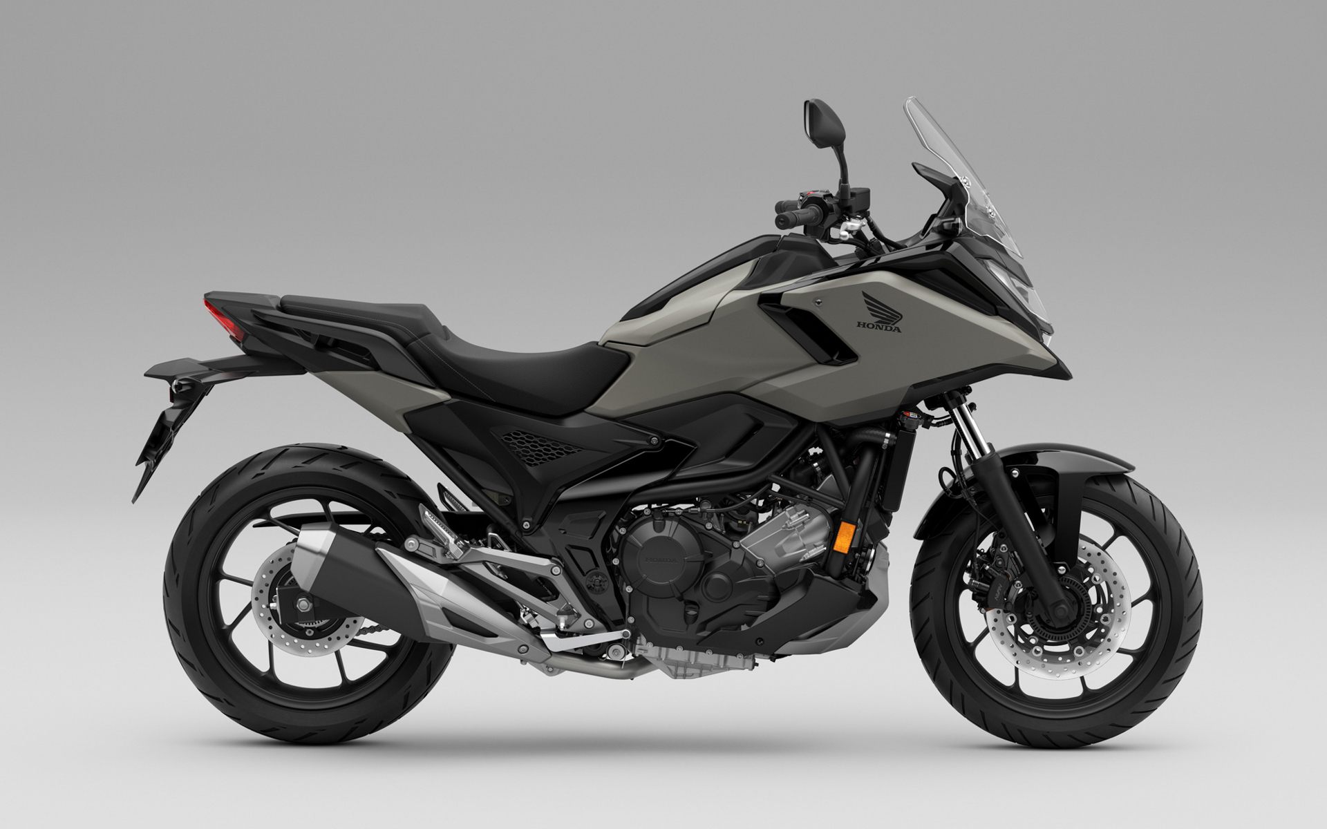 画像］ホンダ、大型スポーツバイク「NC750X」一部外観変更と装備拡充 