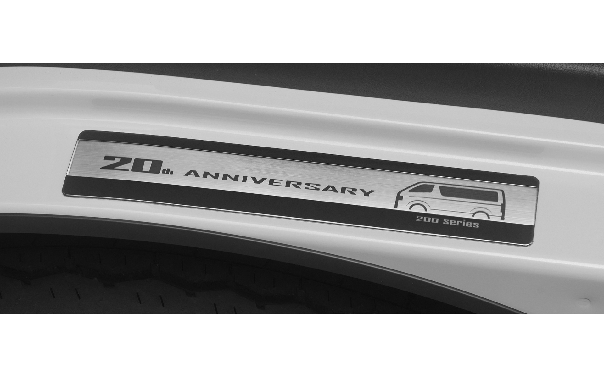 フロントドア ドアスカッフプレート ハイエース200系 4枚 ドアステップガード | ハイエース 200系 1-8型全グレート対応ステンレス製