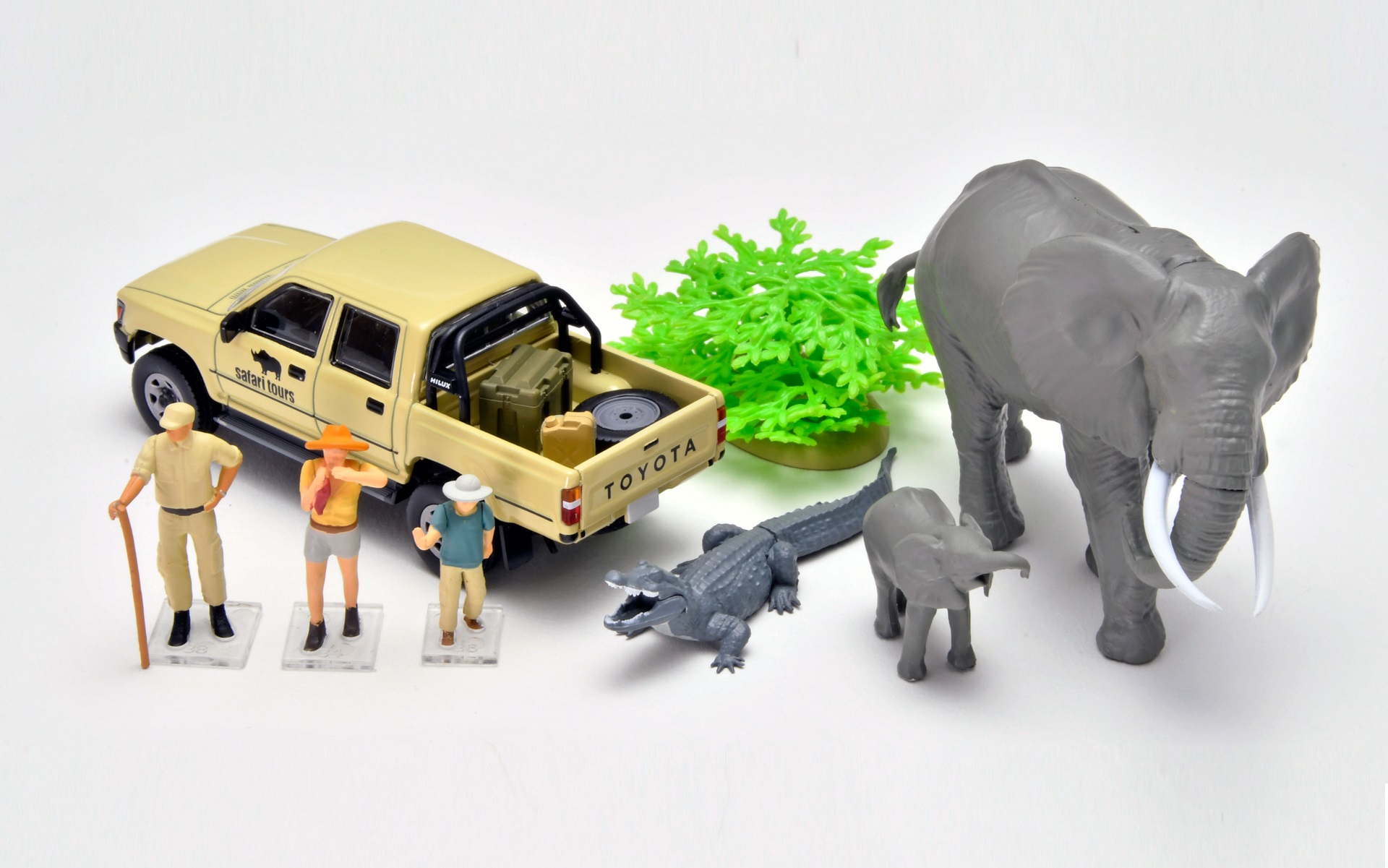 画像］トミカのランクルやハイラックスのミニカーと海洋堂の動物の