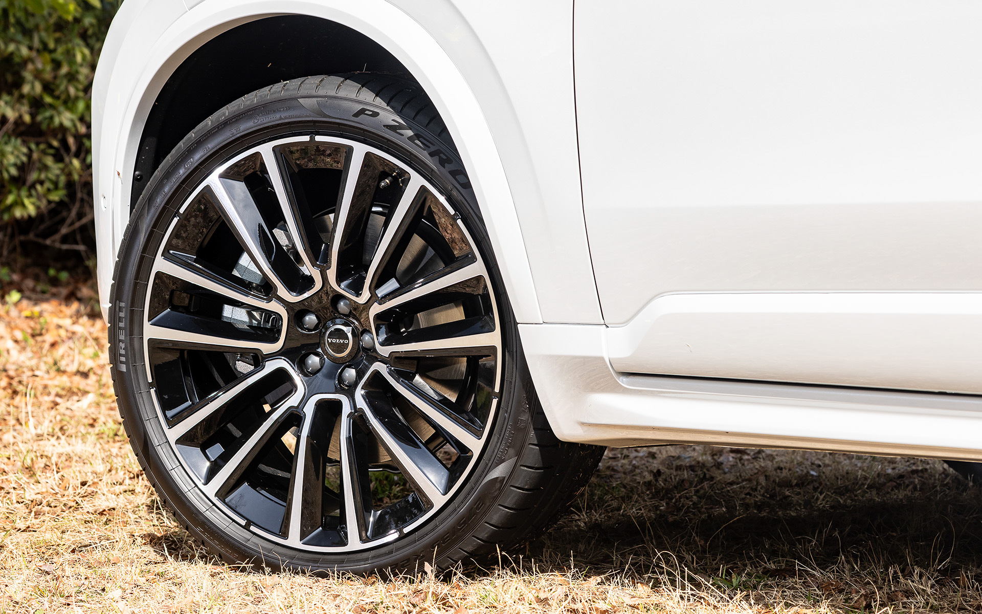 XC90 22インチホイール/タイヤ DAVANTI 275/35R22 バリ山 マイチェンしたボルボ「XC90」試乗 高級SUVらしい豊かな乗り心地 / (22