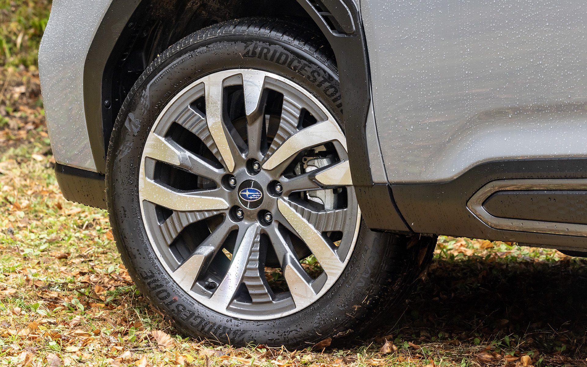 ほぼ新品スバル新型フォレスター19インチブリヂストントランザ235.50.19付 画像] 写真で見る スバル新型「フォレスター」プロトタイプ