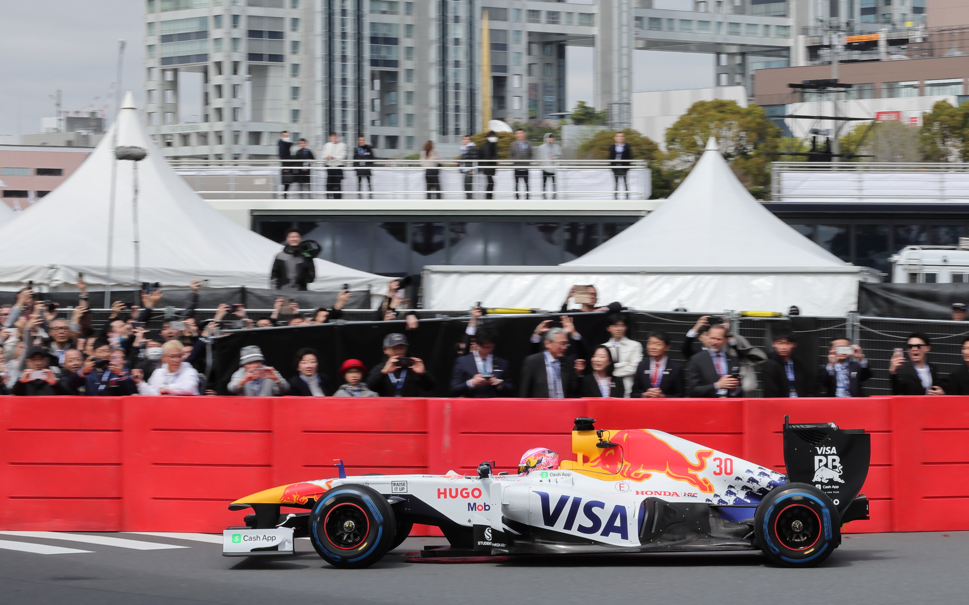 画像］レッドブル角田裕毅選手らがF1マシンで公道を疾走！ 「Red Bull 