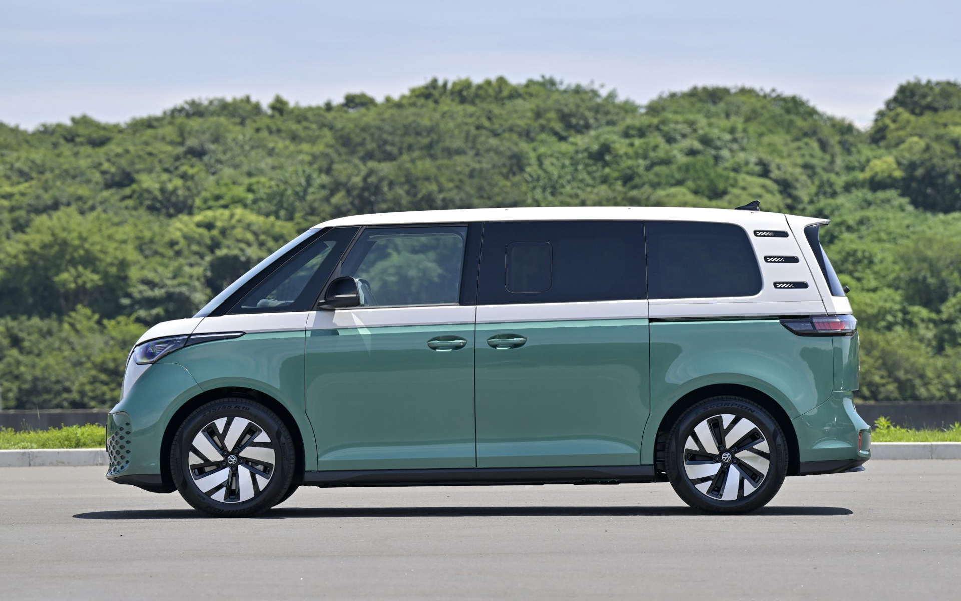 画像］フォルクスワーゲン、新型EVミニバン「ID.Buzz」日本発表 6人