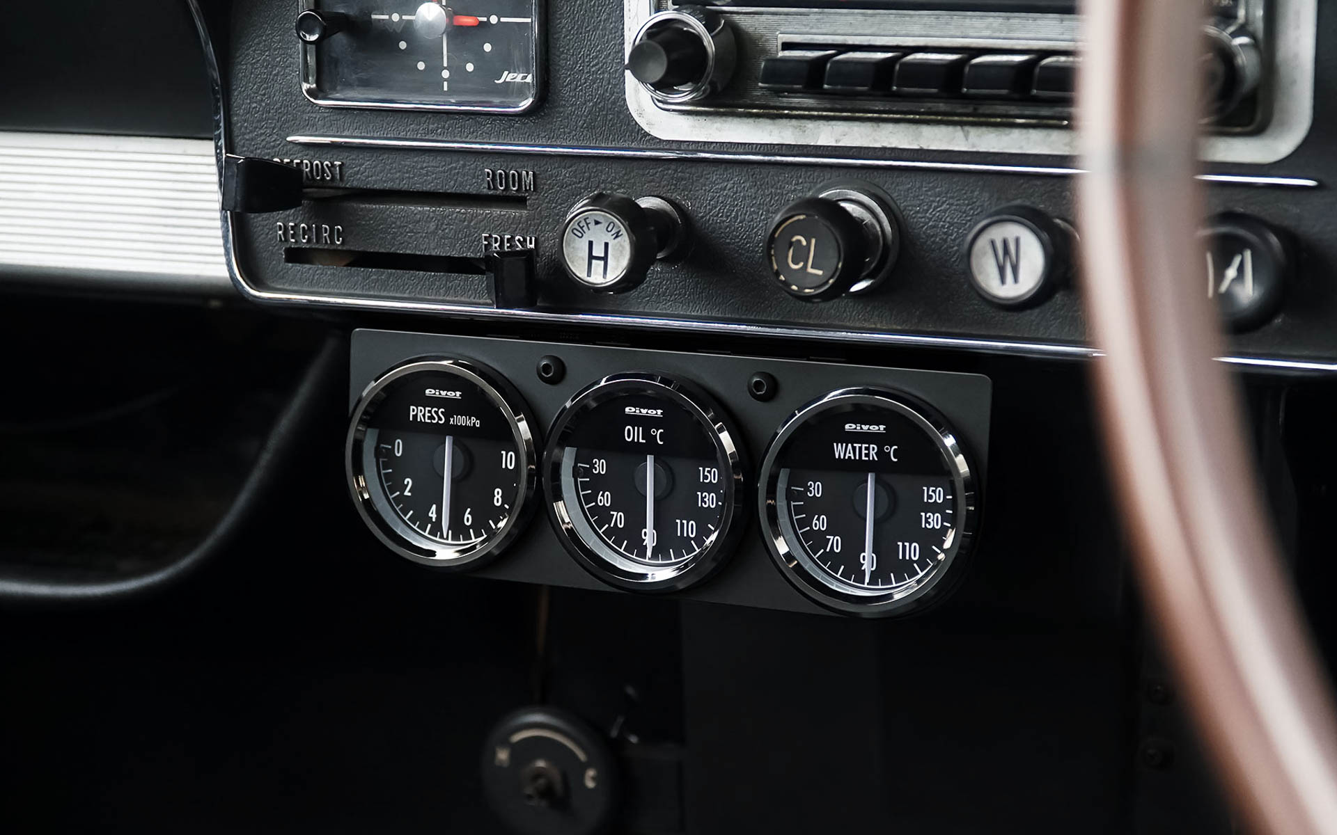画像］ピボット、Φ52用3連メーターパネル 「STING 52」「GT GAUGE-52
