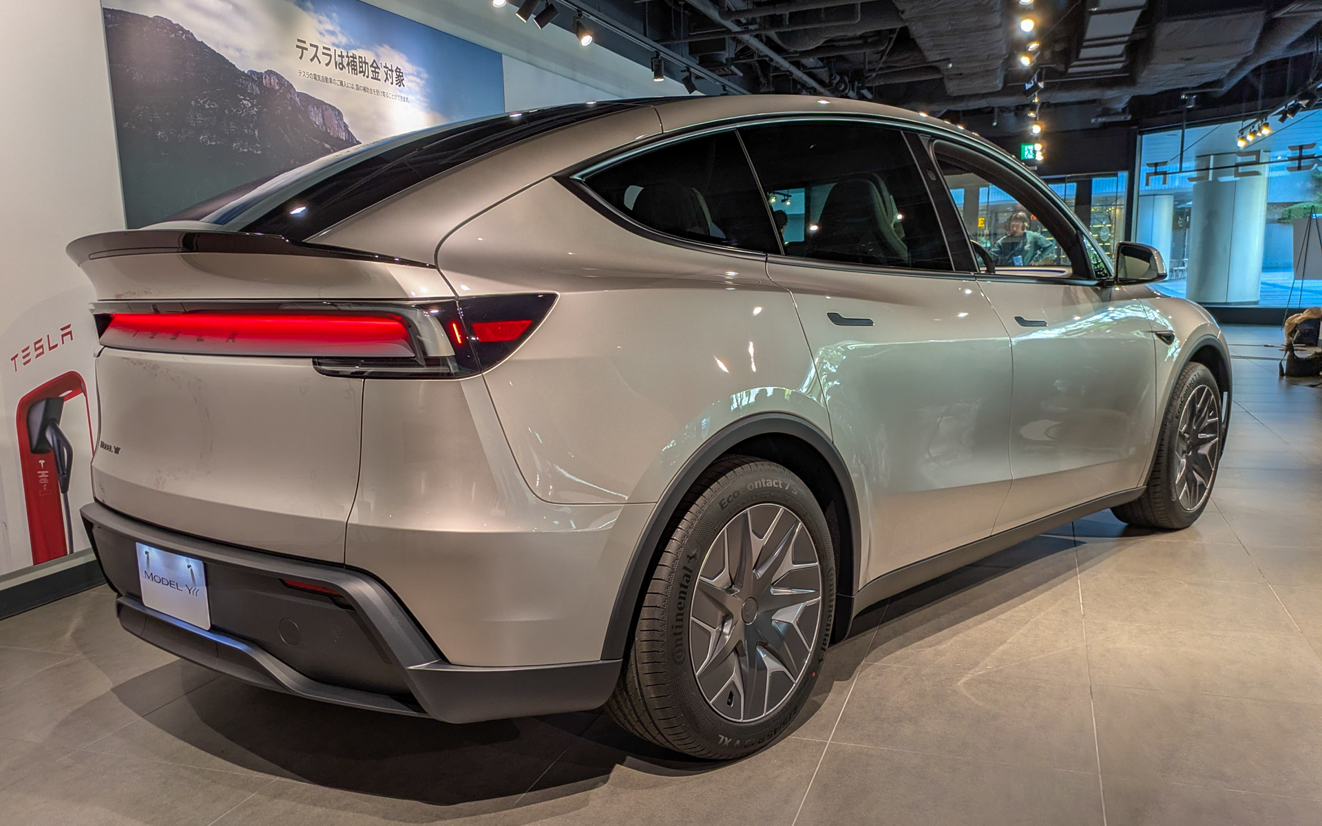 画像］テスラ、新型バッテリEV「モデルY L」 3列シート6人乗りで航続