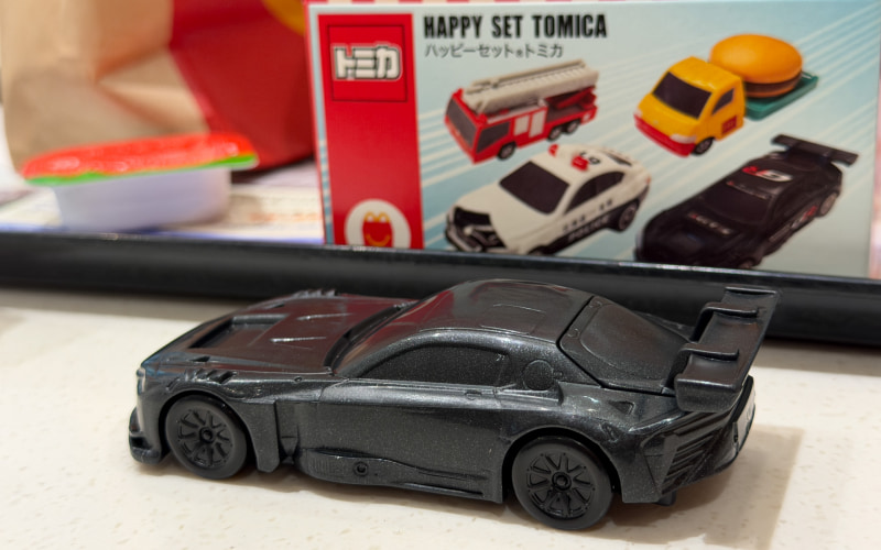 画像］新型レーシングカー「GR GT3」のトミカも登場するマクドナルドの