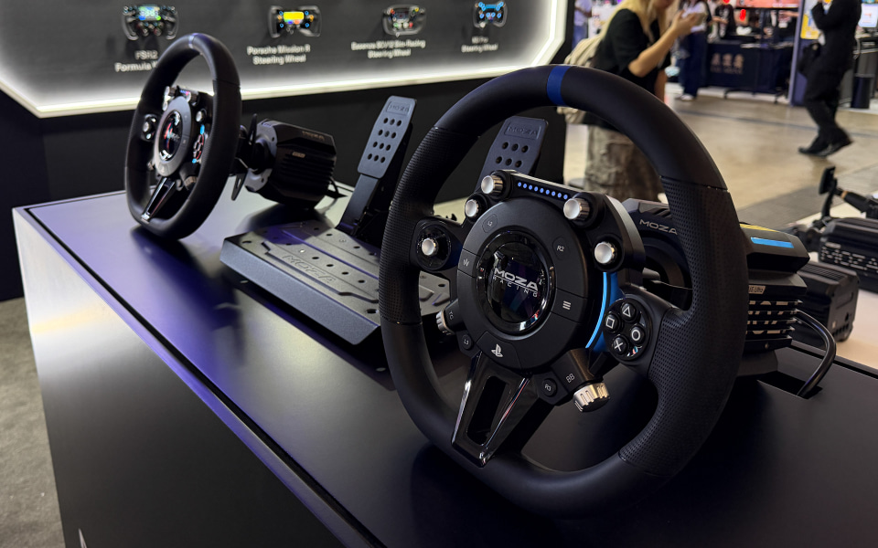 画像］MOZA RacingのPS5公式ステアリングコントローラ「東京ゲーム
