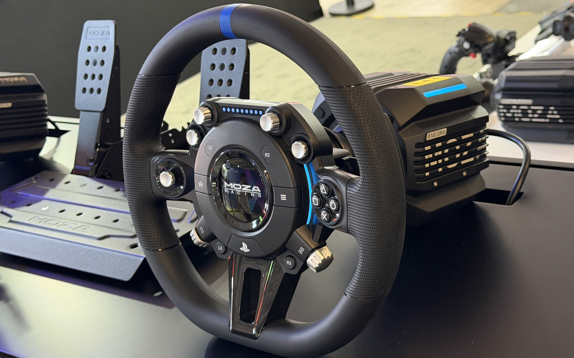 画像］MOZA RacingのPS5公式ステアリングコントローラ「東京ゲーム