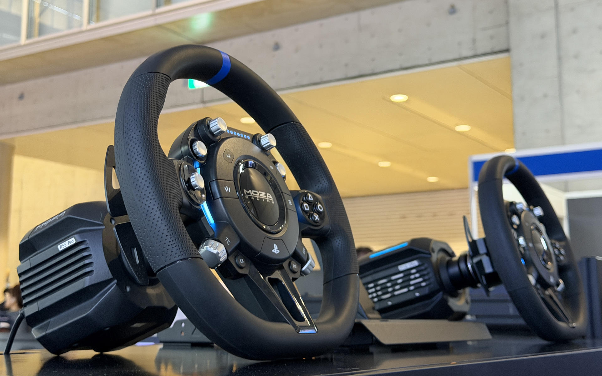画像］MOZA RacingのPS5公式ステアリングコントローラ「東京ゲーム
