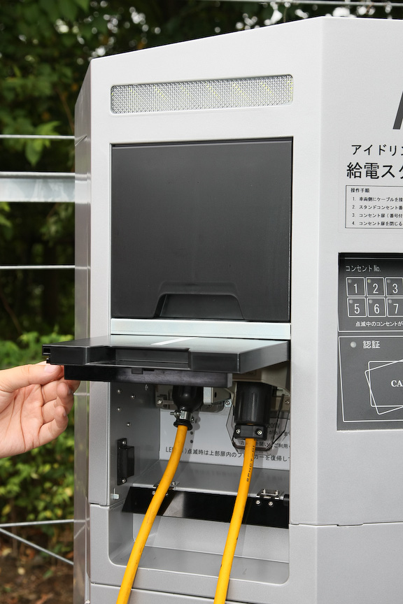 画像 Nexco中日本 外部電源式アイドリングストップ給電スタンド 運用開始 完成式ではエコツアーも実施 8 23 Car Watch