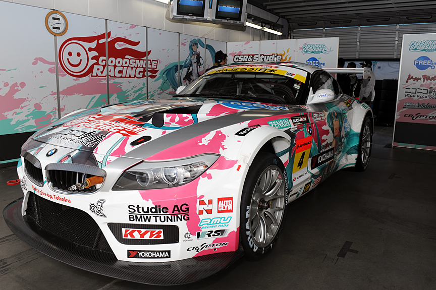 画像 Super Gt300クラスに参戦する 痛車 を紹介 前編 イカ娘 フェラーリ 初音ミク号 17 35 Car Watch