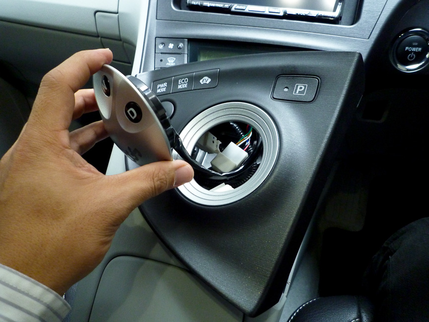 画像 カーグッズ ミニレビュー 5分でプリウスのシフトレバーがボタン式に変身 11 Car Watch