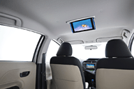 アルパイン、トヨタ「アクア」専用の天井取付け型モニター「リア