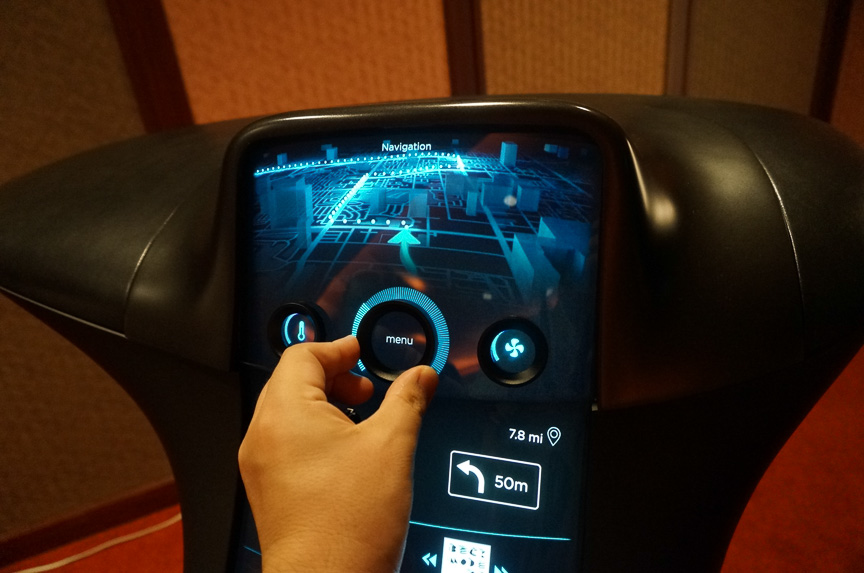 機械式のボタンがスクリーンに埋め込まれていて、スクリーンと連動して操作できる。こうしたボタンの埋め込みは液晶パネルではできないことの1つ