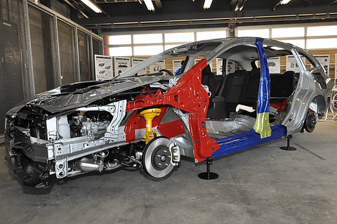 現行 レガシィ に比べ ねじり剛性40 以上アップを実現した レヴォーグ のホワイトボディーを見る Car Watch