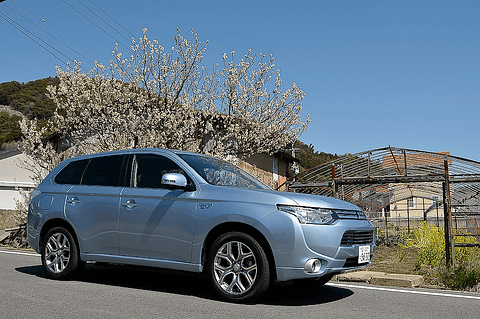 特別企画 アウトランダーphev で春を先取り ナガシマリゾート なばなの里 へ行ってきた 前編 アウトランダーphevの燃費性能から肉の焼き加減まで いろいろ試してみました