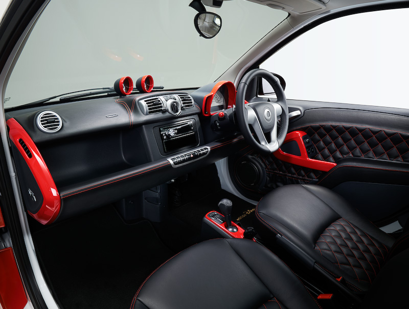 画像 メルセデス ベンツ ディズニー がテーマのスマート電気自動車限定モデル 限定40台 ミッキーマウスをイメージしたボディーカラーやシルエットを内外装に採用 7 9 Car Watch