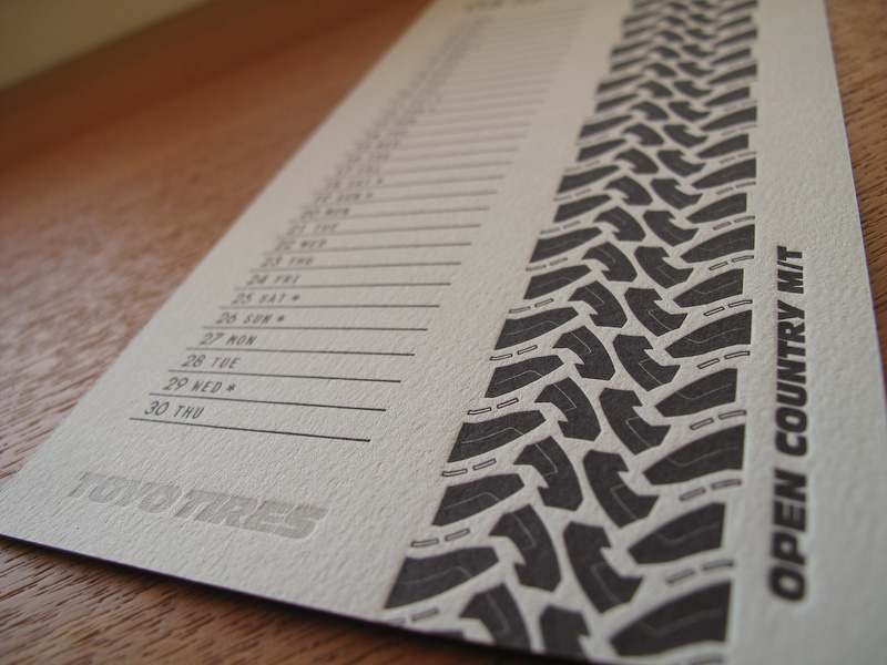 タイヤのトレッドパターンを活版印刷で表現した東洋ゴム 15年度版卓上カレンダー をプレゼント空と道をメインテーマにした15年度版壁掛けカレンダー とセットで10名に