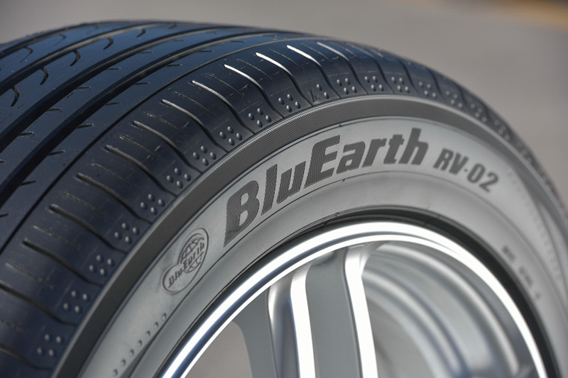 タイヤレビュー ヨコハマタイヤの最新ミニバン専用タイヤ Bluearth ブルーアース Rv 02 ウェットグリップ性能 A を獲得 Car Watch