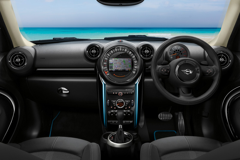 画像 Bmw Mini クロスオーバー に海と太陽をイメージした日本限定モデル 各150台限定 特別色の カイト ブルー インターチェンジ イエロー を採用 3 8 Car Watch