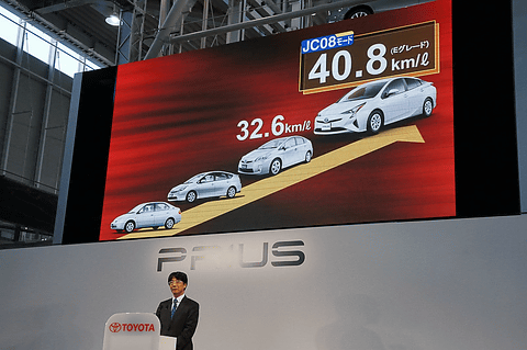 トヨタ 新型 プリウス が発売1カ月で約10万台を受注 Car Watch