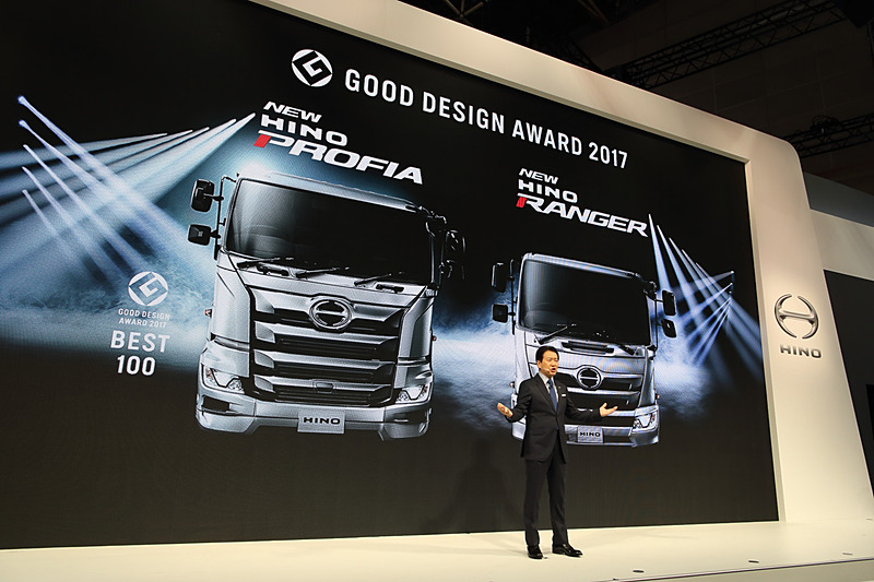 東京モーターショー17 今年フルモデルチェンジした プロフィア レンジャー やevバス ポンチョev を展示する日野ブース