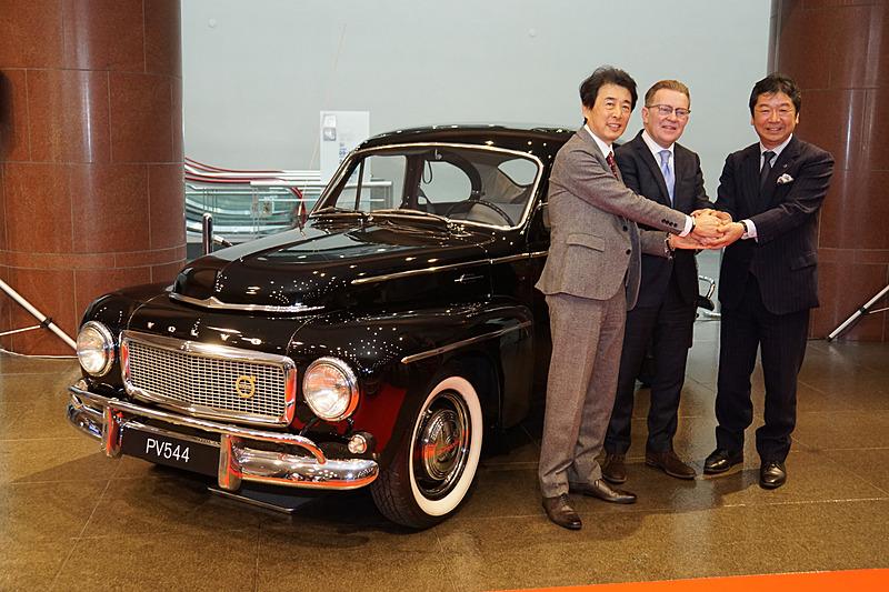 ボルボ、トヨタ博物館で世界初の3点式シートベルト装着車「PV544」寄贈
