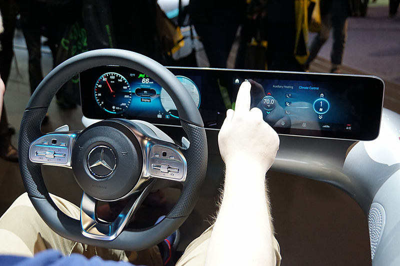 CES 2018】メルセデス・ベンツ、デュアルディスプレイのコックピット