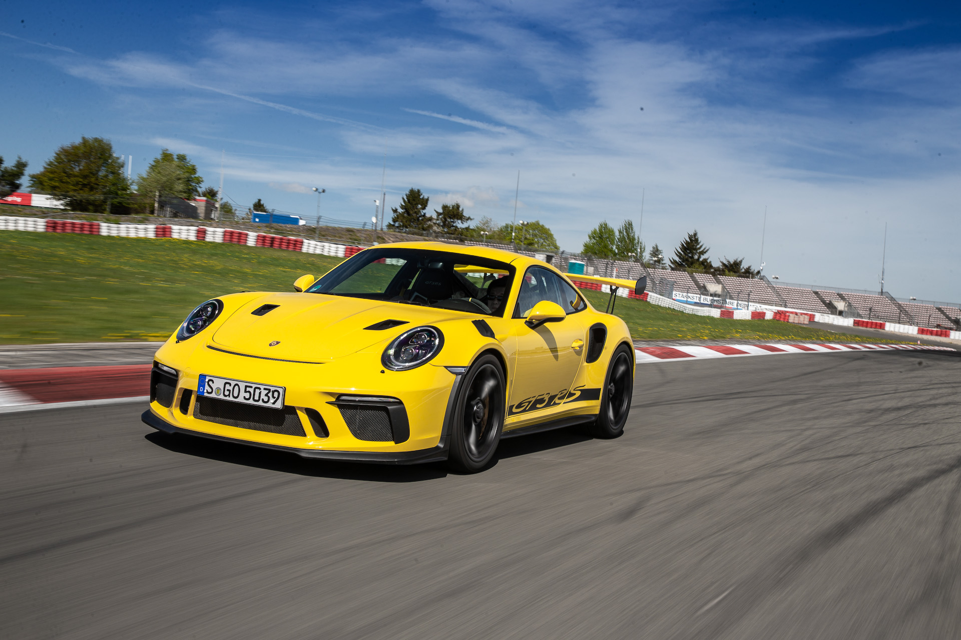【試乗インプレ】“武闘派911”の急先鋒、ポルシェ「911 GT3 RS」をニュルブルクリンク GPコースでテスト /  水平対向6気筒自然吸気エンジンは、回すほどに官能的なサウンドで真価を発揮 - Car Watch