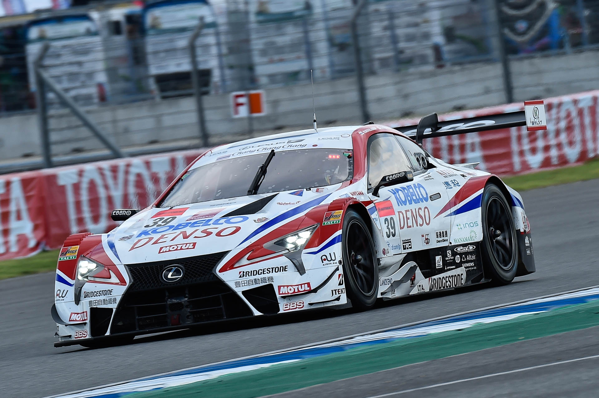 SUPER GT 第4戦タイ】決勝は39号車 DENSO KOBELCO SARD LC500が勝利