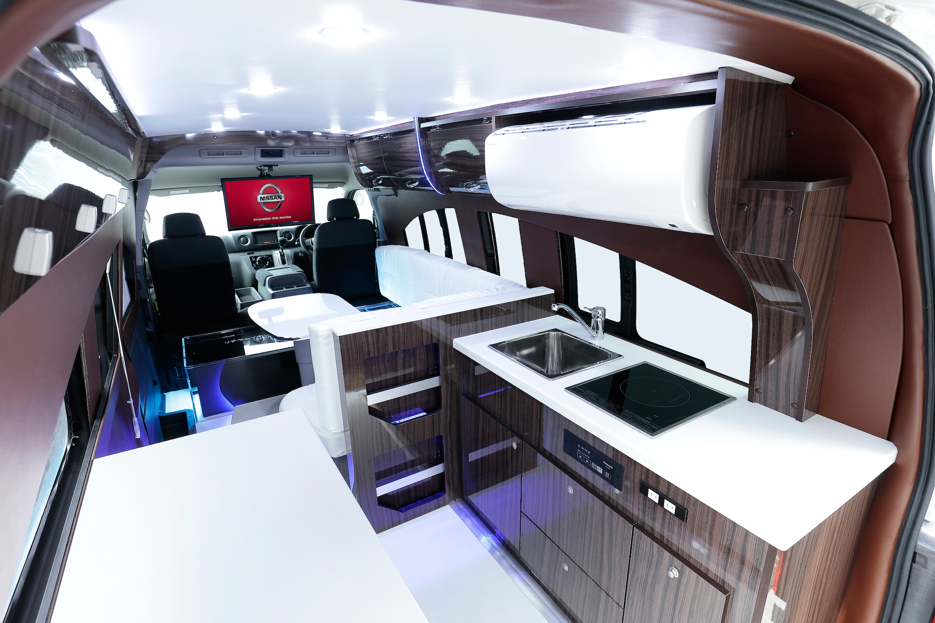 日産、電化製品を使用可能な“グランピングカー”仕様の「NV350