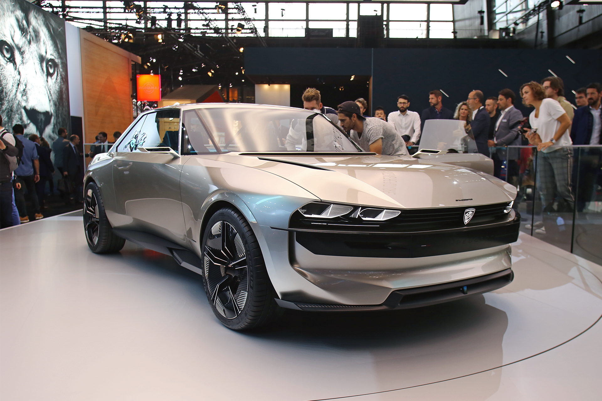 パリモーターショー 2018】仏プジョー、フルEVの自動運転車「PEUGEOT e-Legend CONCEPT」世界初公開 / 新型「508  SW」とガソリンハイブリッドの「PEUGEOT HYBRID PLUG-IN ENGINES」も