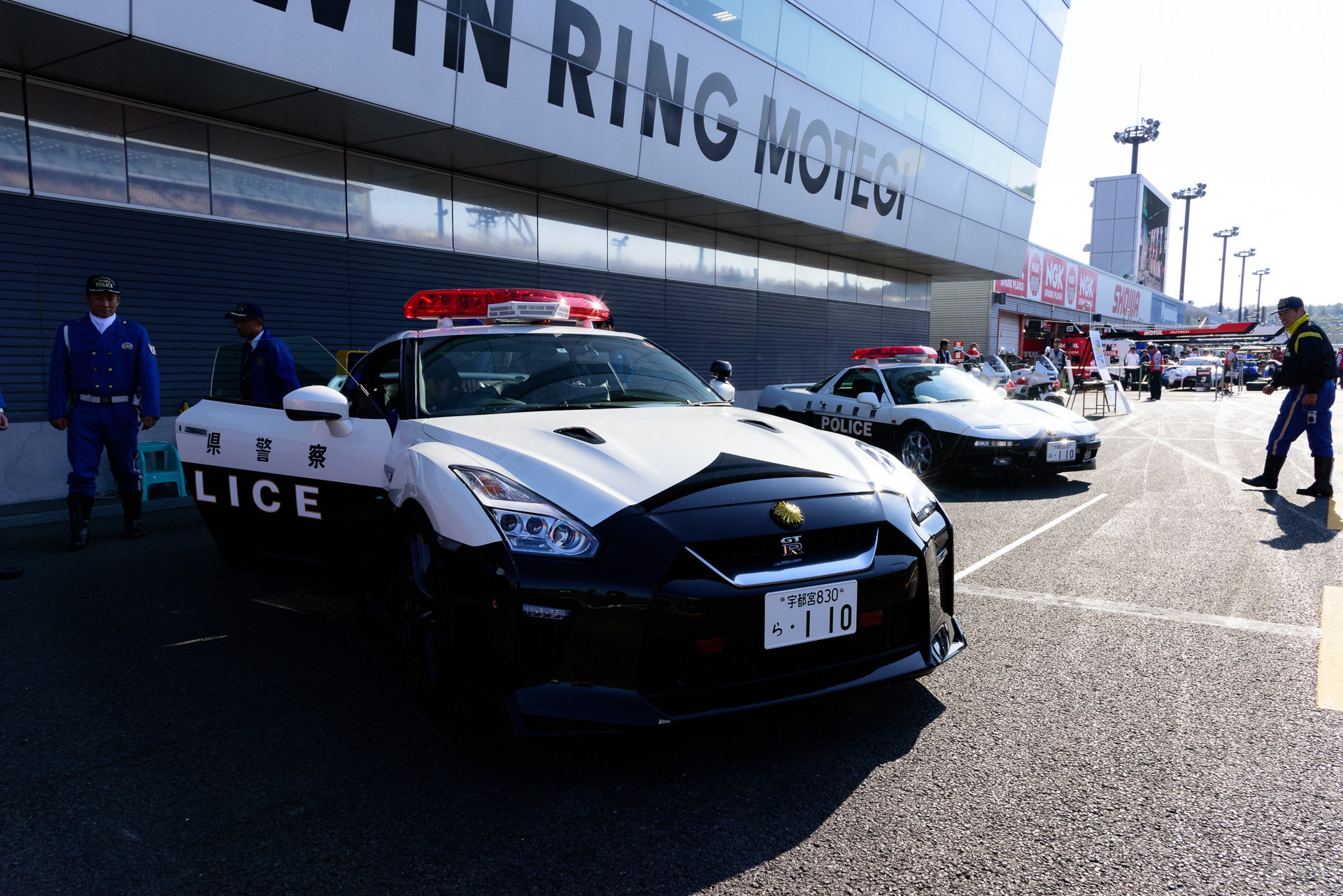 SUPER GT 最終戦もてぎ】栃木県警、R35 GT-Rパトカーと初代NSXパトカーを展示。13時30分開始の決勝では栃木県警を先頭にパレードラップ  - Car Watch