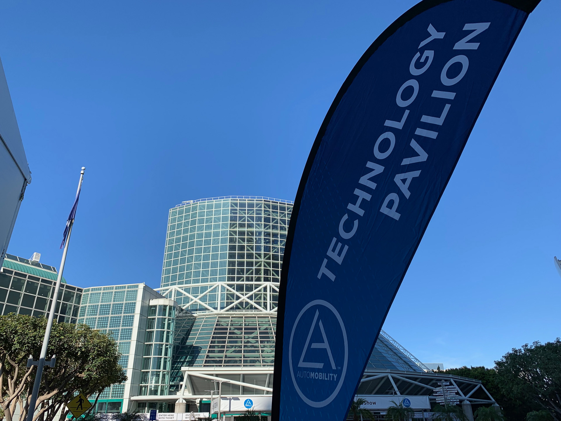 Laオートショー 2018 新型 Mazda3 や プリウス 2019モデルなどまもなく公開 開催準備が進む Laコンベンションセンター